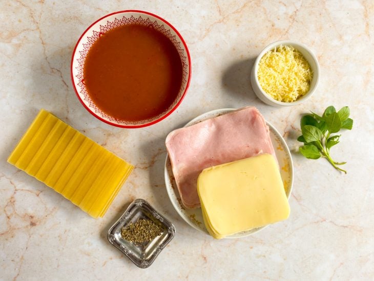 Ingredientes para a lasanha rápida de presunto e queijo.