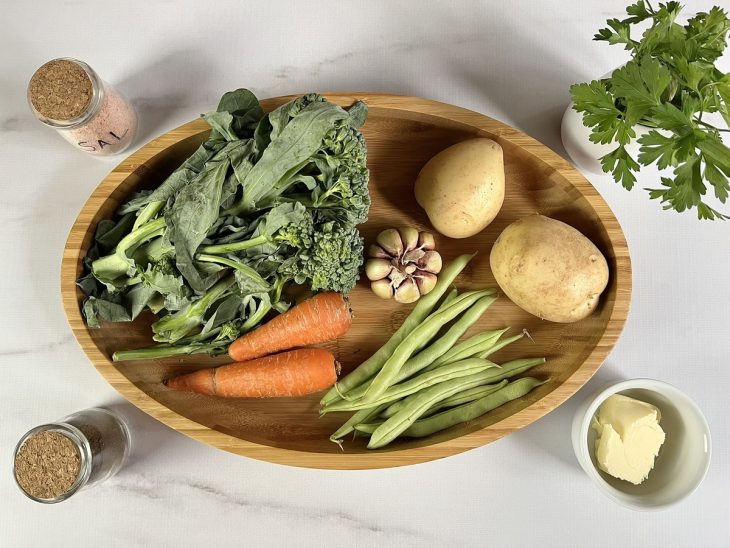 Ingredientes da receita de legumes salteados na manteiga reunidos na bancada.