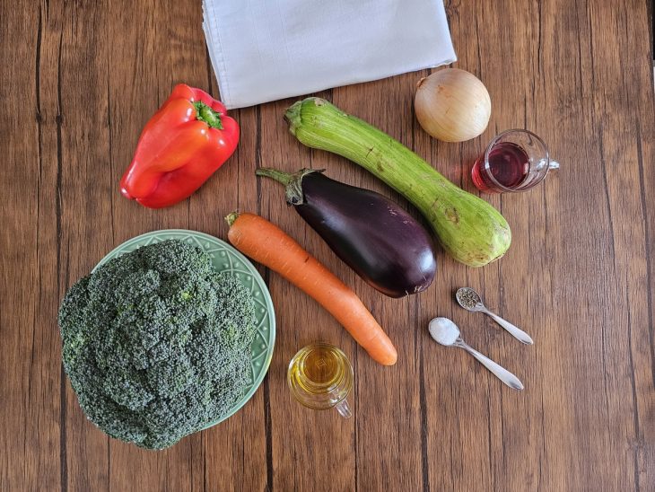 Uma bancada com os ingredientes separados.