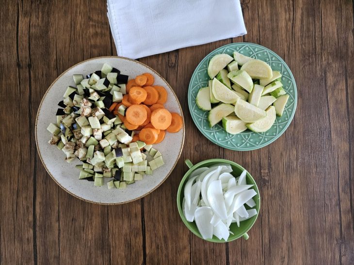 Recipientes com os ingredientes fatiados e picados.