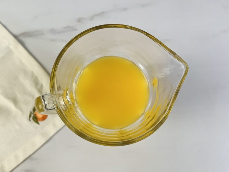 Uma jarra com o licor de laranja a esfriar.