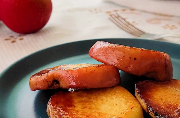 Maçã caramelizada na manteiga