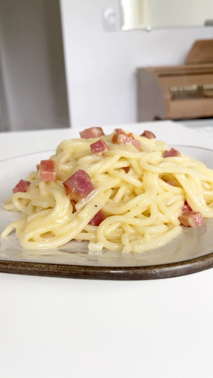 Macarrão à carbonara com bacon