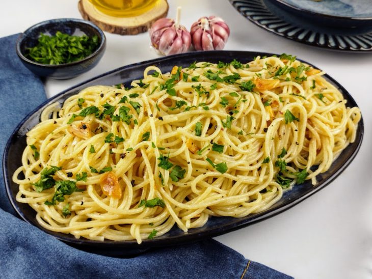 Macarrão alho e óleo finalizado com salsinha e pronto para servir.