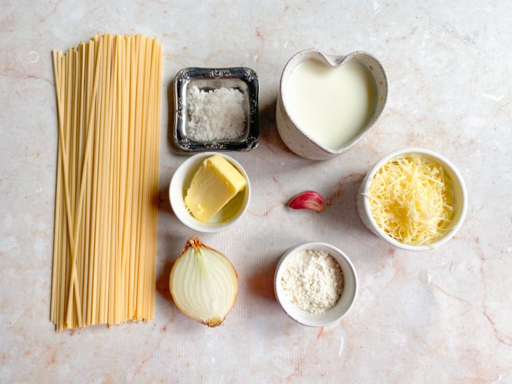 Ingredientes para a receita de macarrão ao molho branco sem creme de leite.