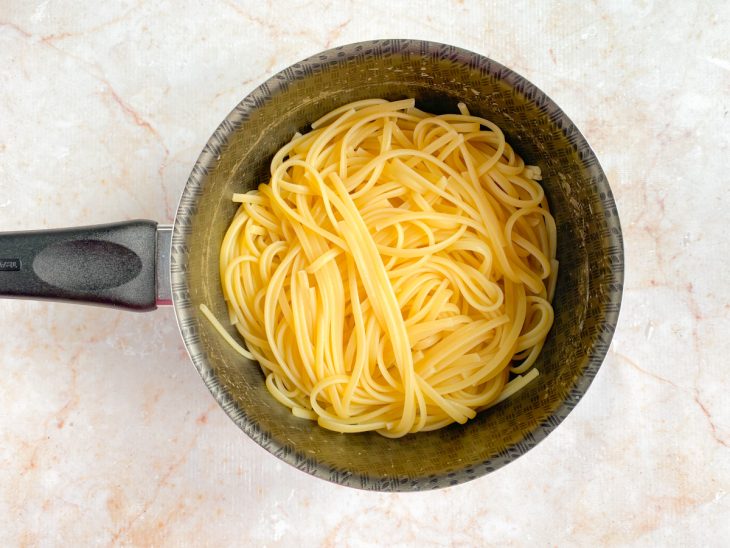 Macarrão cozido em uma panela.