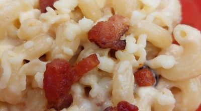 Macarrão ao molho de 3 queijos com bacon