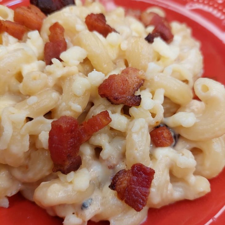 Macarrão ao molho de 3 queijos com bacon