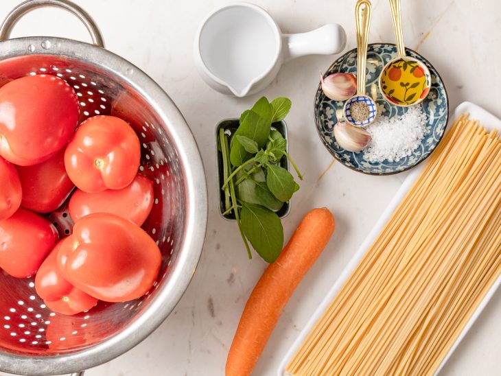 Ingredientes para o macarrão ao sugo.