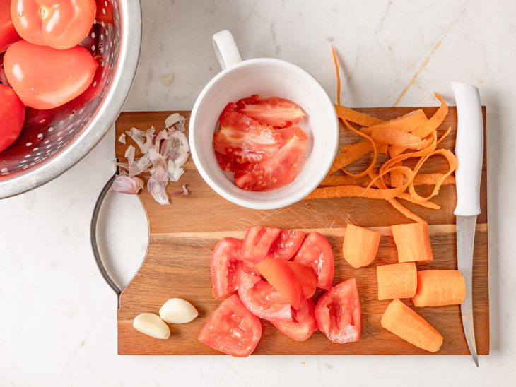 Ingredientes descascados e cortados em uma tábua.