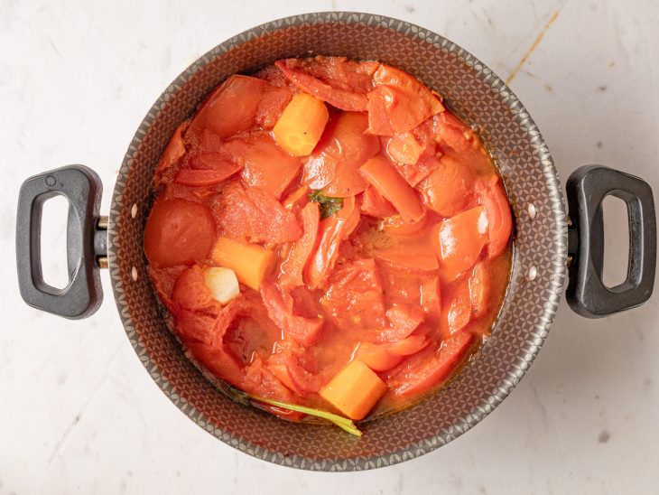 Molho de tomate reduzido na panela.