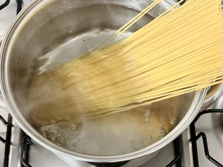 Espaguete cozinhando na panela