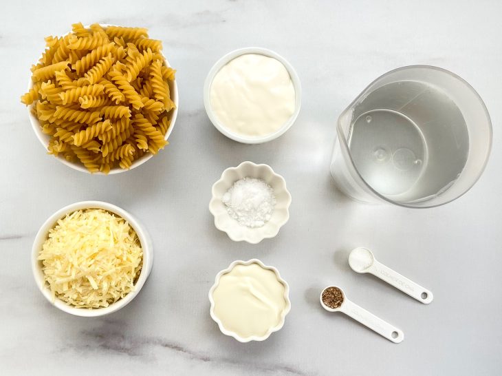 Ingredientes para o macarrão com creme de leite.