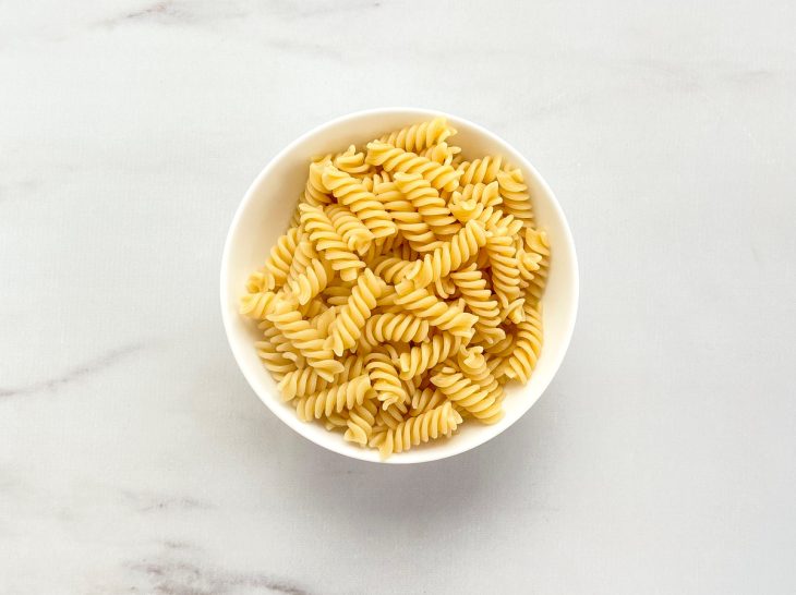 Macarrão cozido em um recipiente.