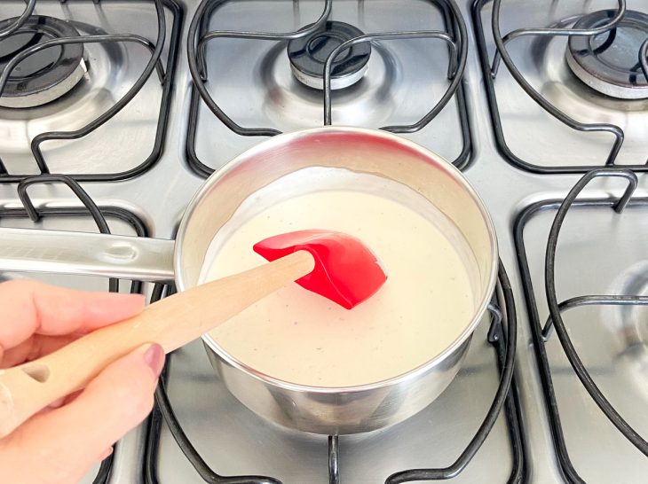 Panela com creme de leite e requeijão temperados.