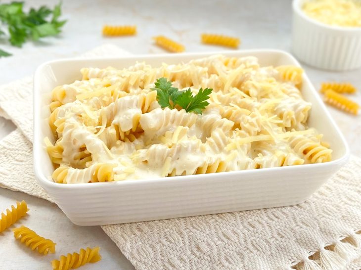 Macarrão com creme de leite pronto para consumo.