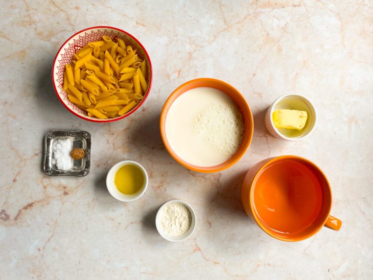 Ingredientes para o macarrão com molho branco.