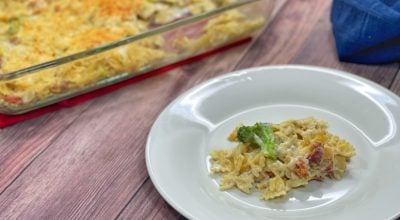 Macarrão ao molho branco com brócolis e bacon