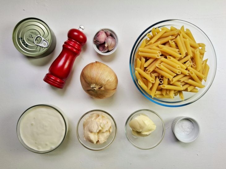 Ingredientes para preparar o macarrão cremoso com atum em uma mesa.