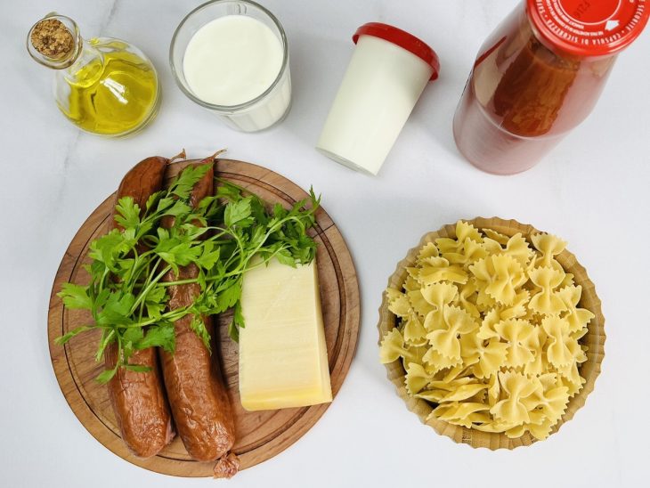 Ingredientes para o macarrão de panela de pressão com calabresa.