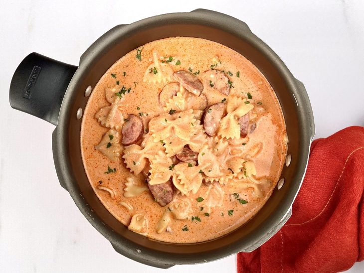 Macarrão de panela de pressão com calabresa finalizado na panela.