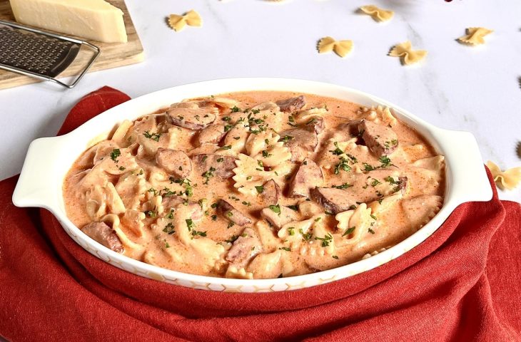 Macarrão de panela de pressão com calabresa