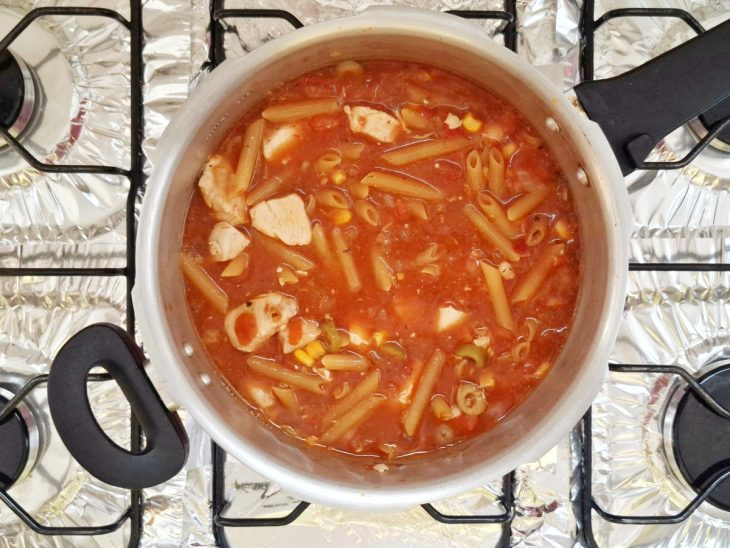 Macarrão e água adicionados na panela.