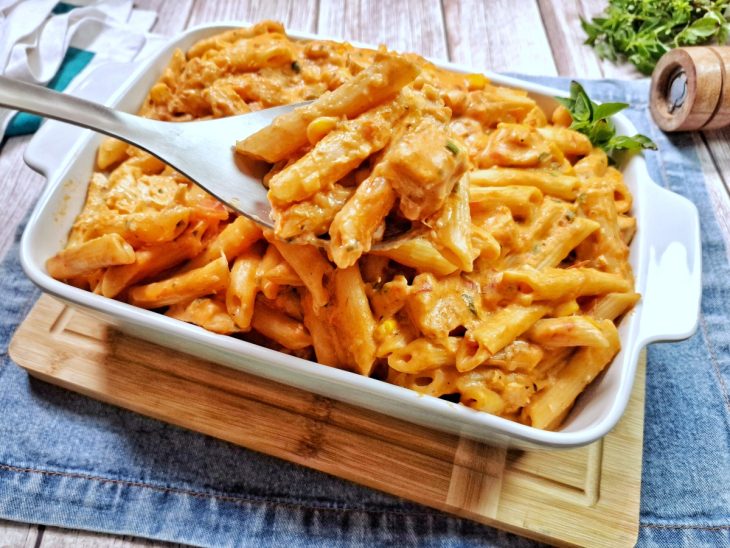 Macarrão de panela de pressão com frango pronto para consumo.