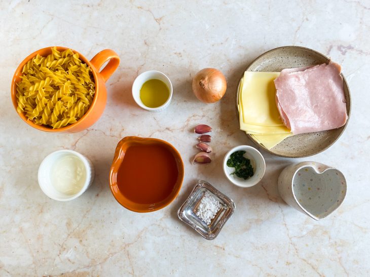 Ingredientes para o macarrão de panela de pressão com presunto e mussarela.