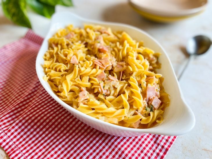 Macarrão de panela de pressão com presunto e mussarela.