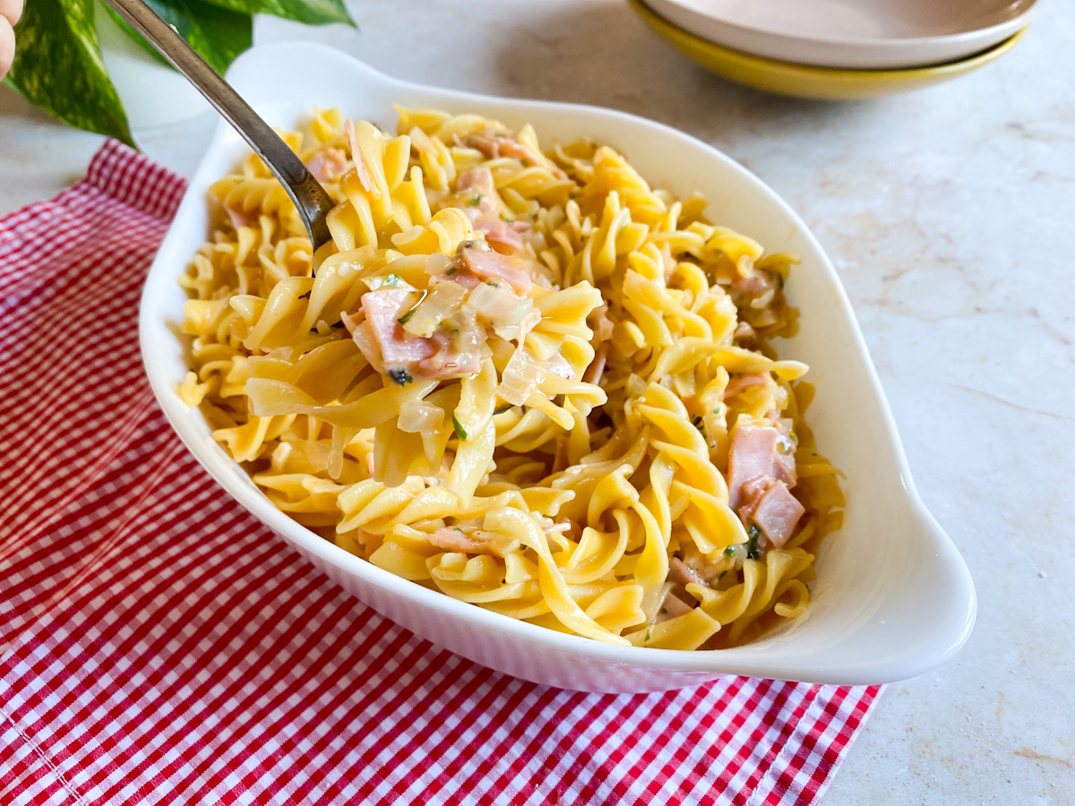 Macarrão de panela de pressão com presunto e mussarela