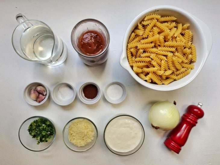 Ingredientes para a receita de macarrão de panela de pressão simples.