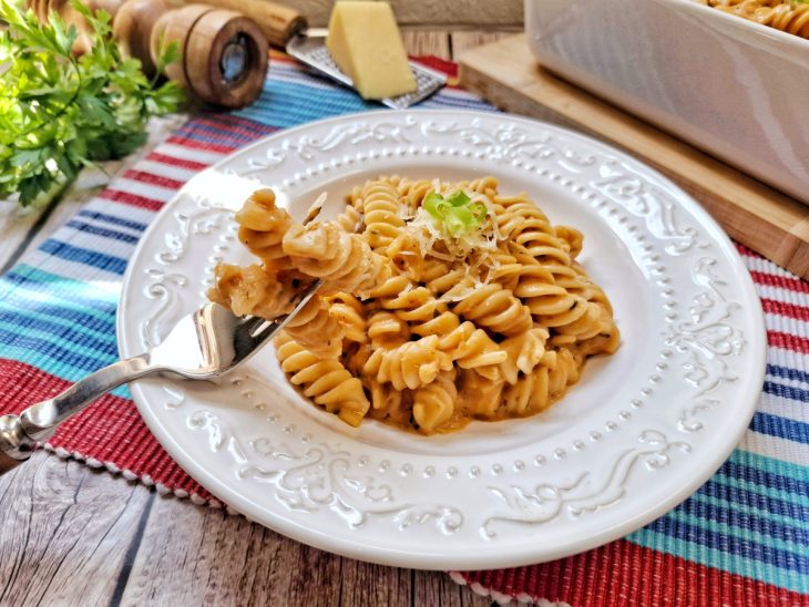 Macarrão de panela de pressão finalizado com cheiro-verde e pronto para servir.