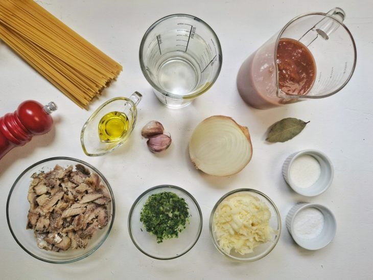 Ingredientes para o macarrão de sardinha.