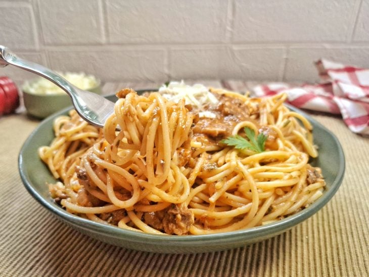 Macarrão de sardinha pronto para servir.