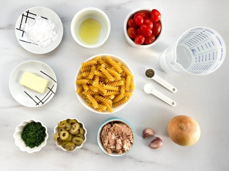 Ingredientes para a receita de macarrão parafuso com atum.