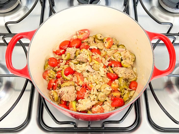 Macarrão temperado em uma panela.