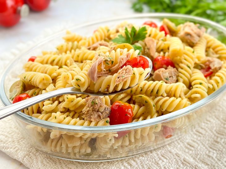 Macarrão parafuso com atum pronto para consumo.