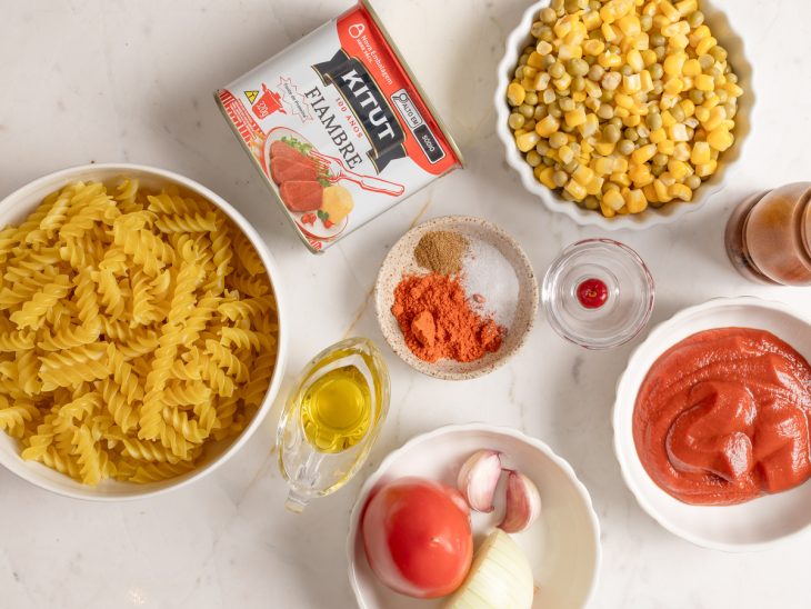 Ingredientes reunidos para o macarrão com fiambre.