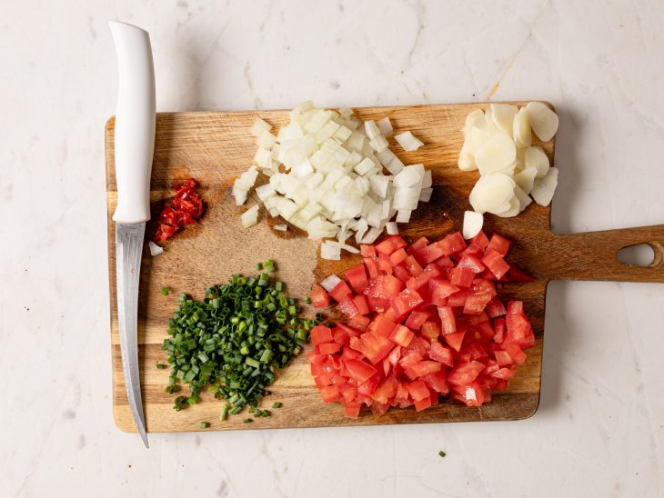 Ingredientes picados em uma tábua.