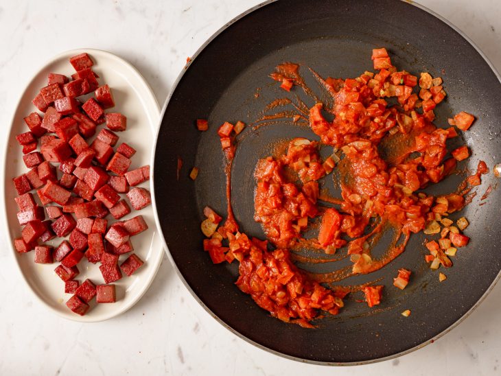 Extrato de tomate adicionado a frigideira.