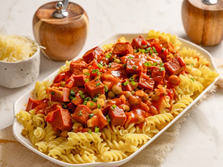 Macarrão com fiambre pronto para consumo.