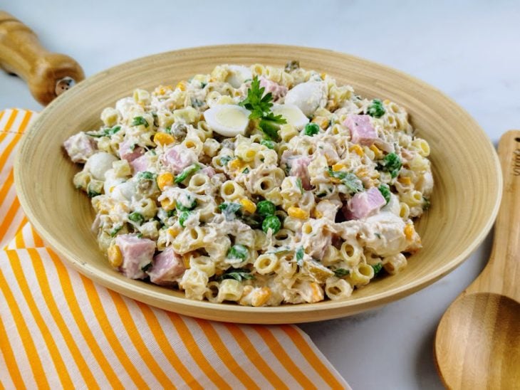 Um prato contendo macarronese para churrasco.