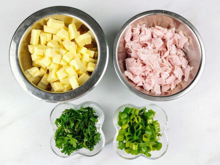 Ingredientes picados e separados em recipientes.