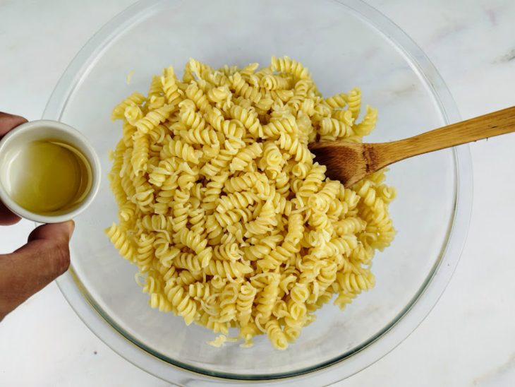 Macarrão cozido em um recipiente com azeite.