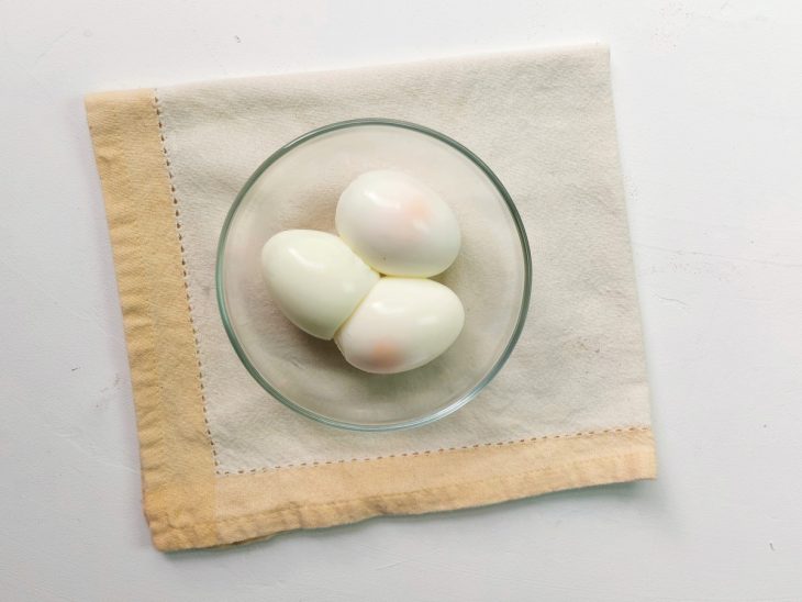 Um recipiente com ovos cozidos.