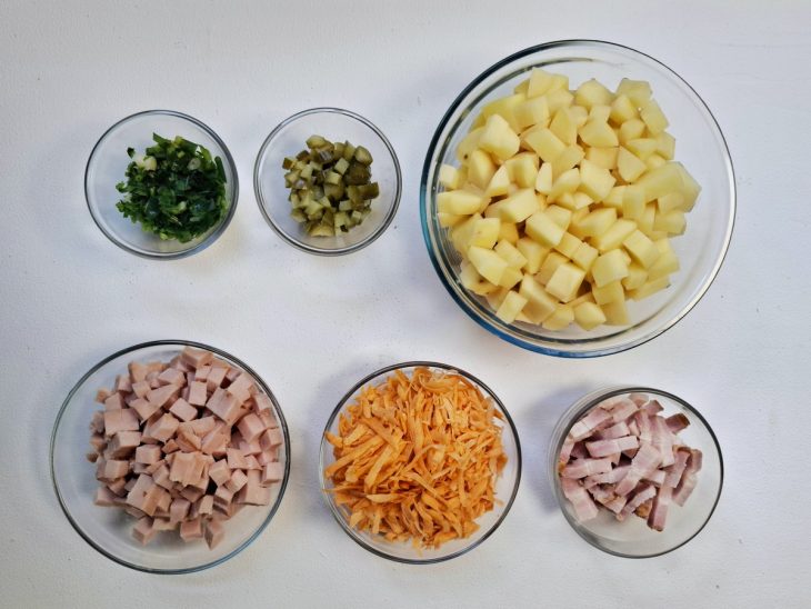 Ingredientes picados em recipientes distintos.