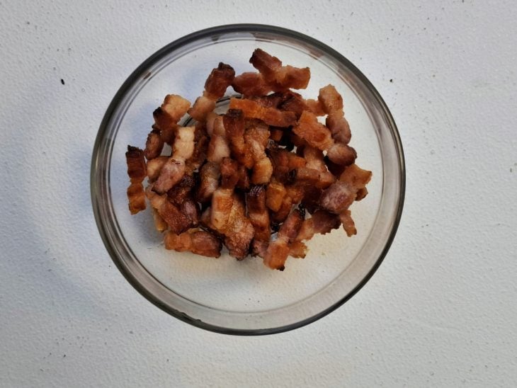 Bacon frito reservado em um recipiente.