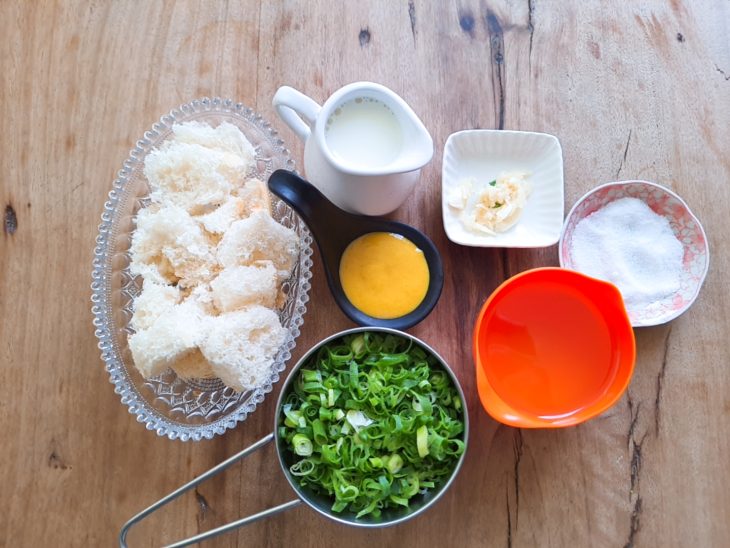 Ingredientes reunidos para o preparo da maionese verde