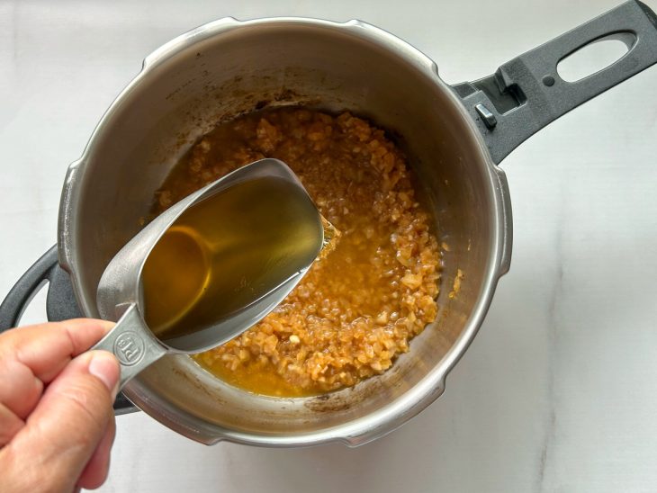 preparo do molho para cozinhar a maminha na pressão